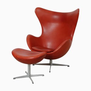 Juego de silla Egg vintage y otomana de cuero Anilin rojo de la India de Arne Jacobsen, años 60