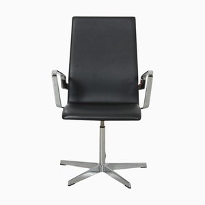 3273 Oxford Chair in Black Aura Leather by Arne Jacobsen