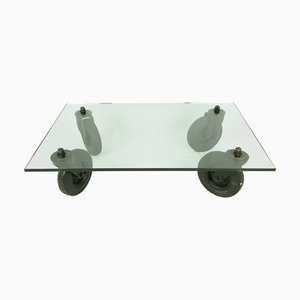 Tavolino da caffè con ruote in vetro, metallo e gomma attribuito anche a Gae Aulenti per Fontana Arte, anni '80