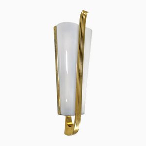 Lámpara de pared italiana Mid-Century moderna de vidrio acrílico blanco y latón, años 50