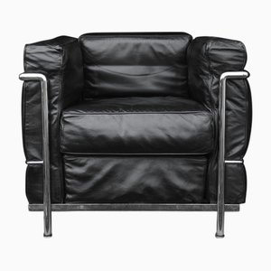 Butaca LC2 de cuero negro con estructura tubular cromada atribuida a Le Corbusier, años 70