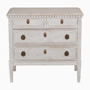 Cassapanca con gambe alte e intagli