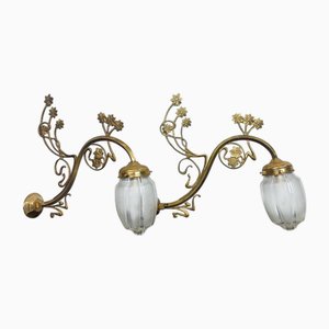 Jugendstil Wandleuchte aus Messing mit floralen Details und 2-farbigem Glasschirm