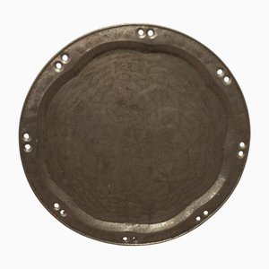 Großer Arts and Crafts Wandteller aus geschlagenem Zinn