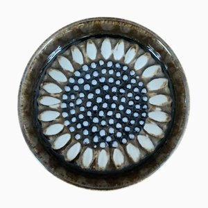 Handgefertigter Sonnenblumenteller von Sylvia Leuchovius für Rörstrand Atelier, Schweden, 1971