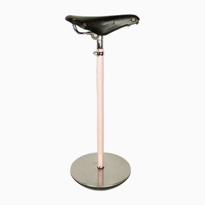 Sgabello Sella in metallo rosa e pelle di A. Castiglioni per Zanotta, anni '70