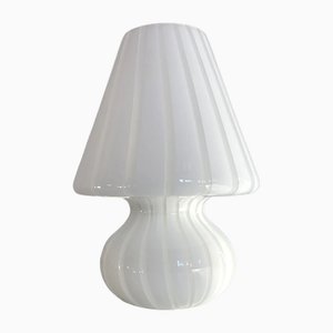 Gestreifte milchig-weiße Fungo Murano Glas Tischlampe von Simoeng
