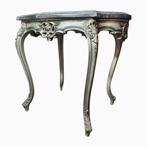 Mesa auxiliar de plata, madera tallada en dorado y tablero de mármol