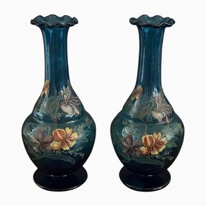 Jarrones esmaltados con decoración floral sobre fondo azul, siglo XX. Juego de 2