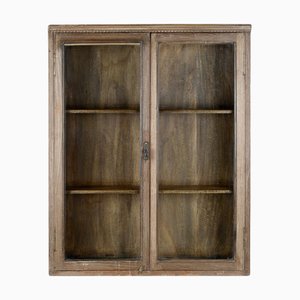 Vitrine murale en bois patiné avec portes à charnières en verre