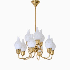 Lampadario moderno a nove braccia in ottone e vetro opalino decorato, Svezia, anni '50