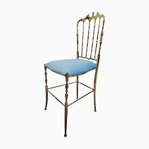 Silla auxiliar Chiavari Mid-Century de latón con asiento de felpa en azul bebé, años 50