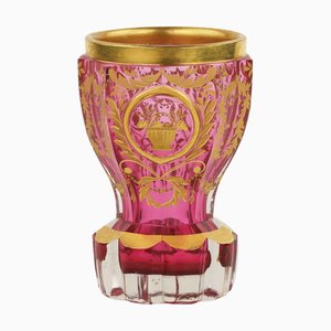 Goldene Rubinvase mit Goldornamenten