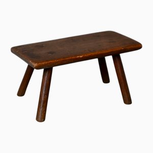 Kleiner rustikaler Pflanzenhocker aus Holz