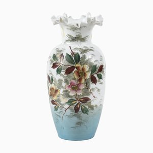 Art Nuveau Opalglasvase mit Blumendekor in Weiß und Blau