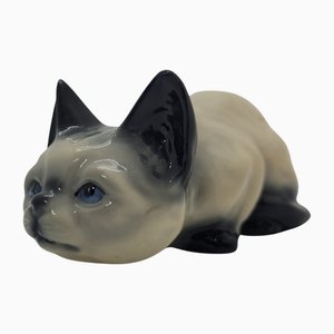 Figura de gato acostado de porcelana esmaltada al estilo de Lladró, España