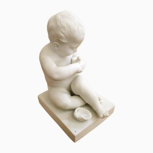 Skulptur eines Kindes mit Vogel aus Biskuitporzellan, Frühes 20. Jh.