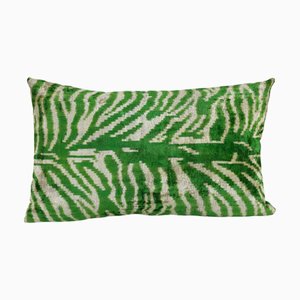 Ikat Kissenbezug aus Seidensamt in Grün und Creme mit Zebramuster