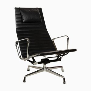 Poltrona girevole EA 124 in pelle nera di Charles & Ray Eames per Vitra