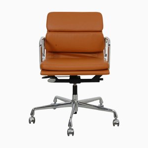 Silla de escritorio EA-217 de cuero anilin Nevada coñac de Charles and Ray Eames, años 2000