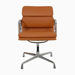 Sedia EA-208 in pelle anilin color cognac Nevada di Charles & Ray Eames, inizio XXI secolo
