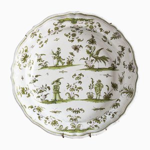 Piatto verde con grottesche in Moustiers Faience, XVIII secolo