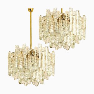 Lampadari moderni in ottone a due livelli in vetro ghiacciato attribuiti a JT Kalmar per Kalmar, anni '70, set di 2