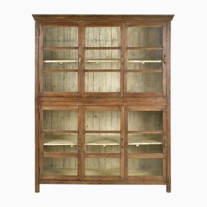 Große Vitrine aus Massivholz mit patinierter Innenseite
