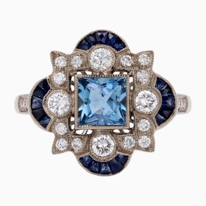 Ring aus 18 Karat Weißgold mit kalibrierten Saphiren und Diamanten