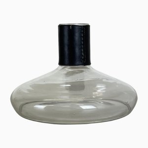 Decanter grande in vetro con manico in pelle attribuito a Carl Auböck, Austria, anni '50