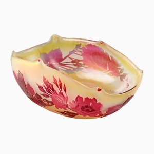 Vase Floral avec Roses par Emile Gallé
