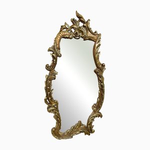 Espejo grande de diseño rococó de madera dorada