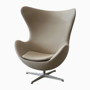 Egg Swivel Lounge Chair in Beige Fabric and Metal by Arne Jacobsen for Fritz Hansen