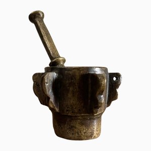 Mortero de bronce con aletas y maja del siglo XVII. Juego de 2