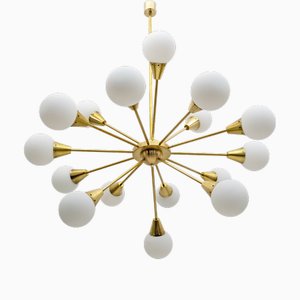 Großer italienischer Mid-Century Sputnik Kronleuchter aus Messing & Opalglas, 1970er