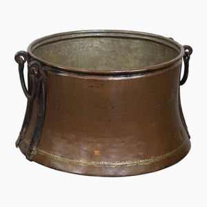 Recipiente grande de cobre para leña