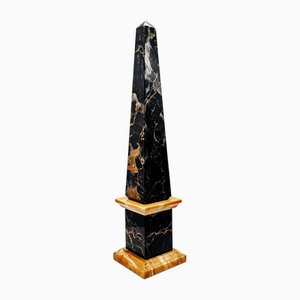 Obelisco grande in marmo nero Portoro intagliato a mano e marmo giallo Siena, Italia, anni '70
