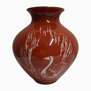 Rote deutsche Mid-Century Porzellanvase mit weißem Schwanenmotiv von Hutschenreuther Arzberg, 1950er