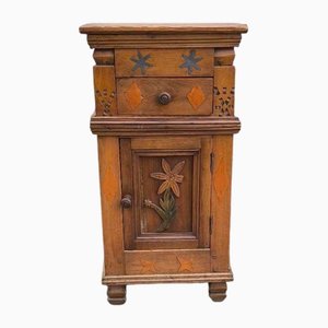Comodino vintage rustico con motivi intarsiati e in rilievo, anni '30