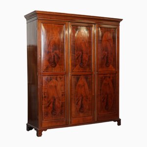Armario triple antiguo de madera
