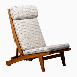 Poltrona AP71 in quercia e tessuto grafico per Ap Stolen di Hans J. Wegner, Danimarca