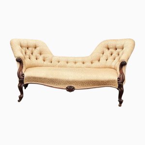 Canapé Victorien avec Dossier Boutonné, Pieds Cabriole et Roulettes en Laiton