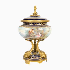 Bomboniera in porcellana e bronzo dorato nello stile di Sèvres, XIX secolo