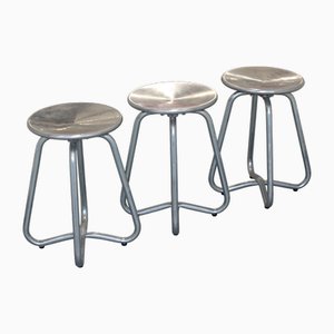 Taburetes minimalistas redondos de aluminio. Juego de 2