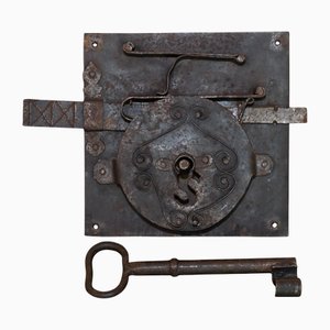 Énorme serrure de porte de récupération architecturale anglaise du 17ème siècle, clé de 30 cm de long
