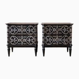 Mesitas de noche francesas neoclásicas con estampado en pátina crema y gris. Juego de 2