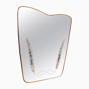 Espejo de pared italiano de latón y vidrio grabado, años 50