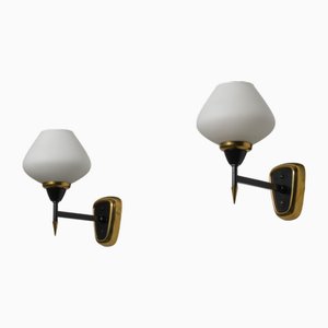 Italienische Mid-Century Moderne Wandleuchten aus Messing & Opalglas, 1950er, 2er Set