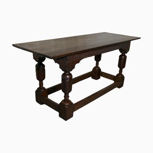 Mesa antigua de roble tallado