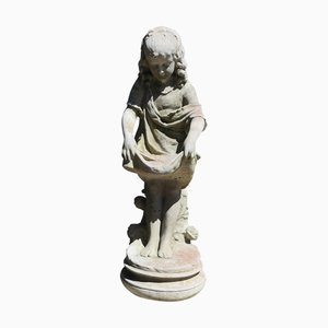 Estatua de piedra de una niña sosteniendo su delantal, 1950
